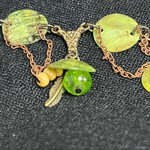 Green Shell Necklace - Picture 2 of 12